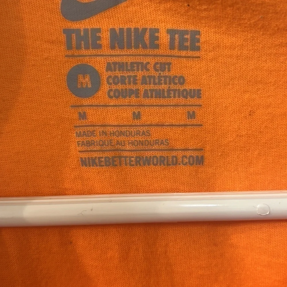 𝅺NIKE TEE women’s medium